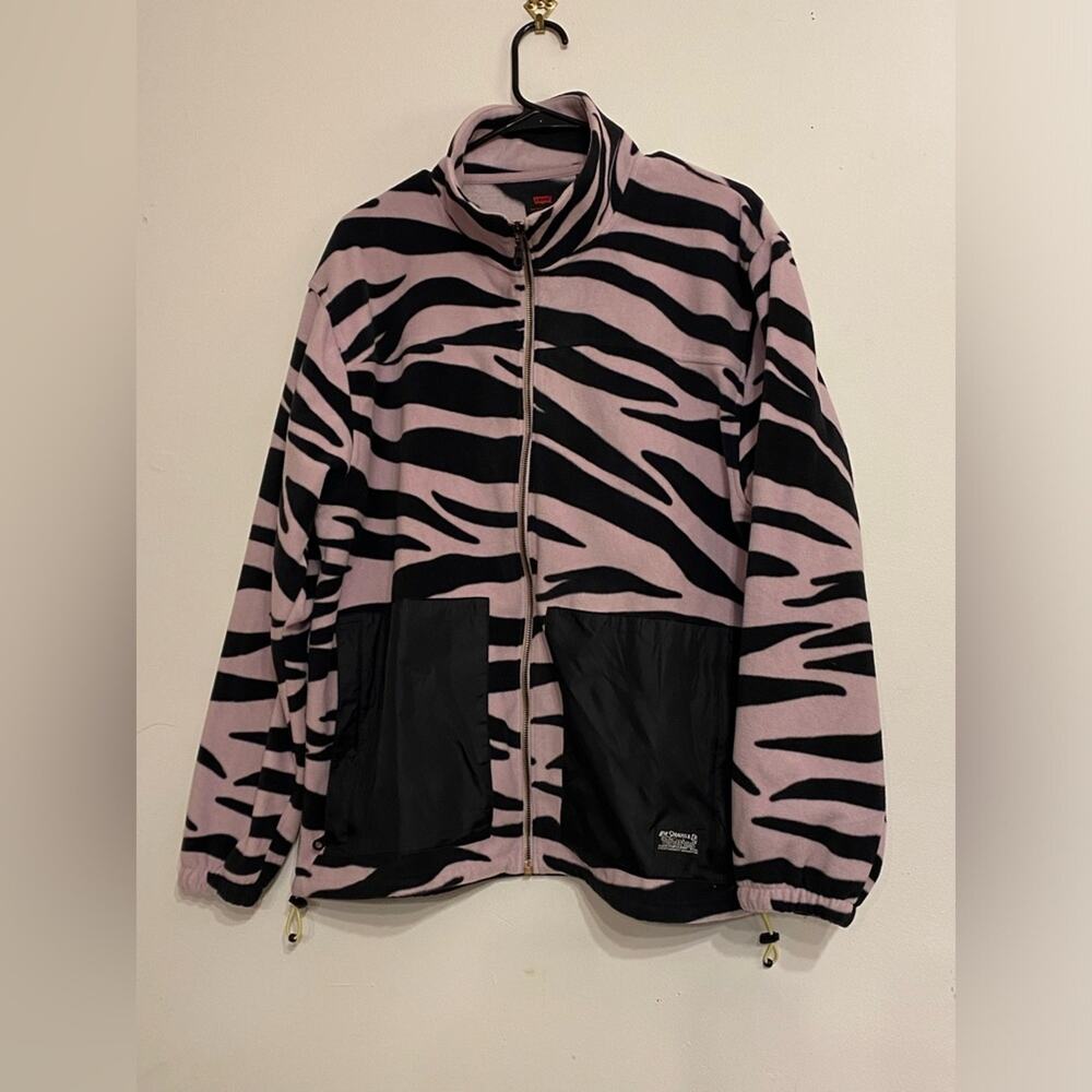 🌟 Unleash Your Wild Side with this Levi’s Fleece! 🖤 Deadstock